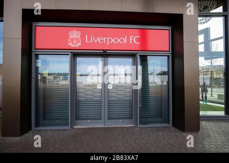 Eine allgemeine Ansicht des geschlossenen Vereinsladens in Anfield, der Heimat des Liverpool Football Club, nachdem bekannt gegeben wurde, dass der professionelle Fußball in England sein wird Stockfoto