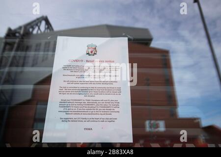 Ein Hinweis im Fenster des Liverpool Football Club Shops in Anfield, der den Kunden erzählt, dass es aufgrund von Covid-19 Coronavirus vorübergehend geschlossen hat Stockfoto