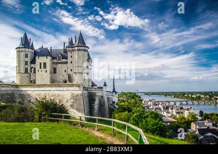 Saumur Chateau mit Blick auf den Fluss und das Tal der Loire-Region. Stockfoto