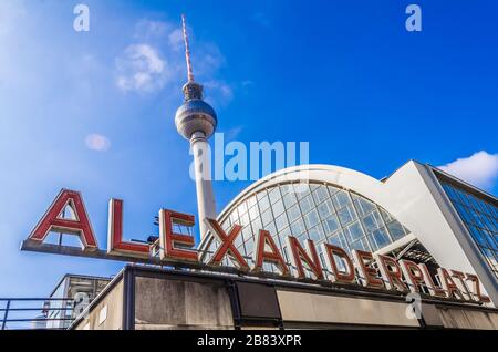 Schild am Alexanderplatz Hauptbahnhof mit dem berühmten Fernsehturm im Hintergrund Stockfoto