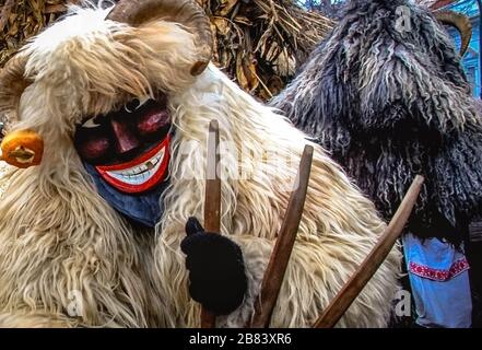 Männer kleideten sich zum jährlichen "Buso"-fest in Mohacs, Ungarn, als Dämonen Stockfoto