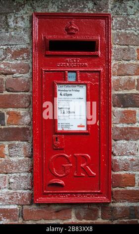 An der Wand montierte Red Post Box Stockfoto