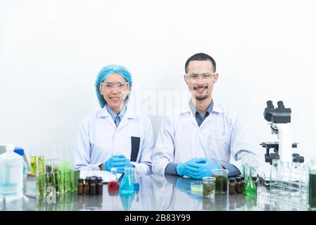 Zusammenarbeit von Forschern im Labor für alternative Energieforschung Stockfoto