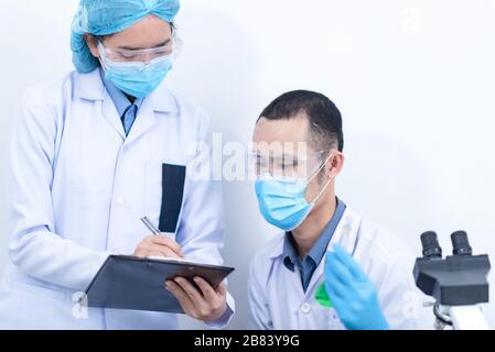 Zusammenarbeit von Forschern im Labor für alternative Energieforschung Stockfoto