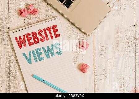 Konzeptionelles Handschreiben mit Website-Ansichten. Konzept bedeutet, dass die Anzahl der Besucher, die eine Website in einem bestimmten Zeitraum erhält Laptop-regelte Spiral-Notizblock Stockfoto