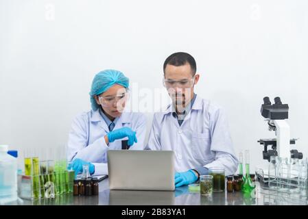 Forscher testen die Haut auf die Entwicklung von Kosmetika Stockfoto