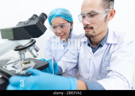 Zusammenarbeit von Forschern im Labor für alternative Energieforschung Stockfoto