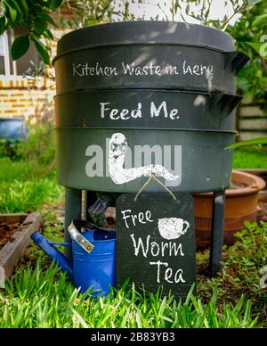 Wurmfarm, Wurmfarm, Kompostkorb im organischen Garten mit Schild für kostenlosen Wurm Tee, füttern Sie mich und Küchenabfälle hier, nachhaltiges Wohnen und Null-Abfall-li Stockfoto