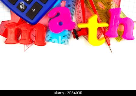Spielzeugmagnetische Buchstaben, die Mathematik mit einer Schule mit Mathe-Thema schreiben, liefern den oberen Rand über Weiß Stockfoto