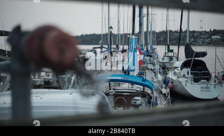 Große Gruppe von Segelbooten dockte im Ozean im weißen Felsen british columbia kanada an Stockfoto