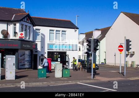 Februar 2020 die Kreuzung im Ballyholme Village Bereich an der Groomsport Road Bangor County in Nordirland an einem hellen Nachmittag im Frühjahr Stockfoto