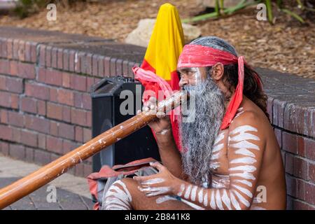 Aborigine-Mann, der ein Didgeridoo in Sydney Australien spielt Stockfoto