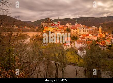 Blick auf die Stadt Loket mit der mittelalterlichen Königsburg in der Nähe des Karlsbader Resorts in Tschechien Stockfoto