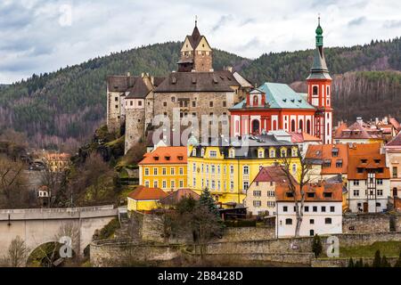 Blick auf die Stadt Loket mit der mittelalterlichen Königsburg in der Nähe des Karlsbader Resorts in Tschechien Stockfoto