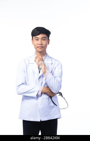 Porträt eines asiatischen Arztes auf weißem Hintergrund Stockfoto