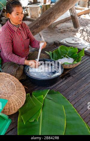 Eine Frau verpackt Reisnudeln. Angkor Wat, Siem Reap, Kambodscha. Stockfoto