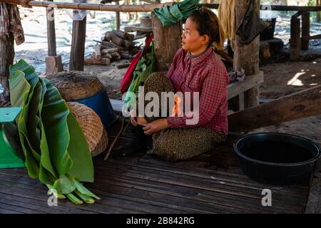 Eine Frau verpackt Reisnudeln. Angkor Wat, Siem Reap, Kambodscha. Stockfoto