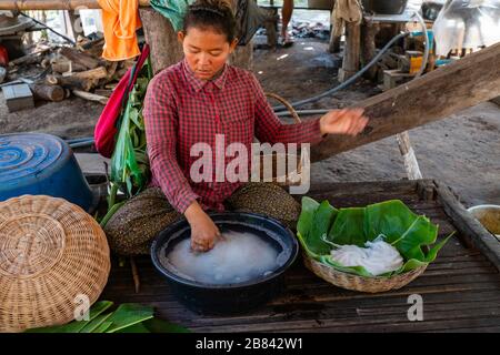 Eine Frau verpackt Reisnudeln. Angkor Wat, Siem Reap, Kambodscha. Stockfoto