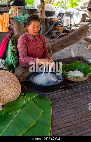 Eine Frau verpackt Reisnudeln. Angkor Wat, Siem Reap, Kambodscha. Stockfoto