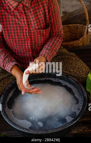 Eine Frau verpackt Reisnudeln. Angkor Wat, Siem Reap, Kambodscha. Stockfoto