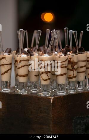 Vanille und Schokolade wirbeln Parfait Desserts in einer Gruppierung für eine Partyveranstaltung. Stockfoto