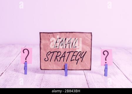 Schreiben von Notizen zur E-Mail-Strategie. Geschäftskonzept für Marketing-Wege, um Verbraucher über direkte elektronische Post zerfallenden Bogen mit Büroklammern zu erreichen Stockfoto