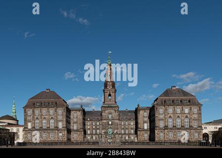 Schloss Christiansborg in Kopenhagen, Dänemark. Großartiges Gebäude der dänischen Royals unter blauem Himmel an einem sonnigen Tag Stockfoto