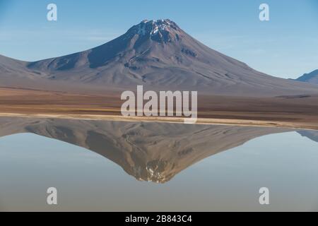 Reflexionen in der Landschaft des Lejía-Sees, San Pedro de Atacama, Chile Stockfoto