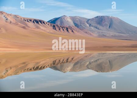 Reflexionen in der Landschaft des Lejía-Sees, San Pedro de Atacama, Chile Stockfoto