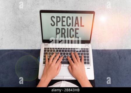 Schreiben Hinweis angezeigt. Business Konzept für den Verkauf zu einem Preis, der niedriger ist als die üblichen Ermäßigten Stockfoto