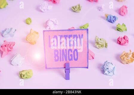 Textschild mit Lottery Bingo. Business Foto Text Spiel der Chance, in dem jeder Spieler mit Zahlen übereinstimmt gedruckte farbige zerknitterte Papiere leere Reminde Stockfoto