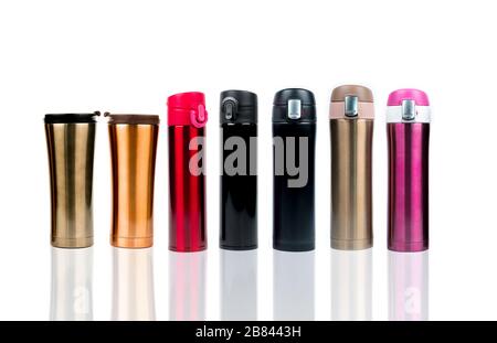 Thermosflasche isoliert auf weißem Hintergrund. Wiederverwendbarer Tumbler für Kaffee oder Tee. Thermoelemente bewegen Zuhaltung. Gold, Rot, Rosa und Schwarz, Edelstahl Stockfoto