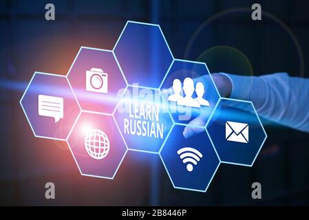 Hinweis zum Erlernen von Russisch. Geschäftskonzept zum Erwerb oder Erwerb von Kenntnissen über das sprechen und Schreiben von Russisch Stockfoto