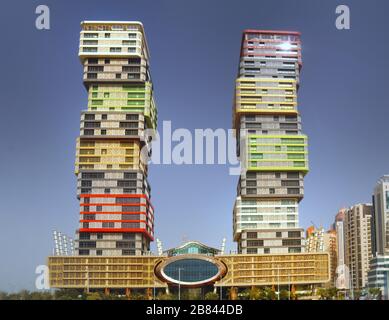 Der bunte Zickzack-Zwillingsturm in der Stadt Lusail - Katar. Stockfoto