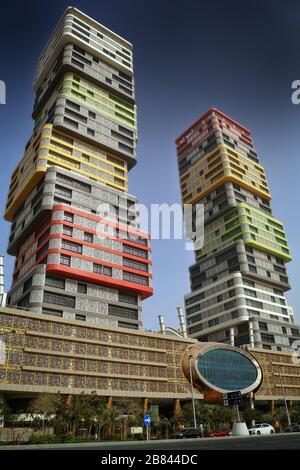 Der bunte Zickzack-Zwillingsturm in der Stadt Lusail - Katar. Stockfoto