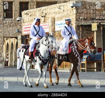 Zwei Wachen in Uniform patrouillieren in Souq Waqif - Doha, Katar Stockfoto