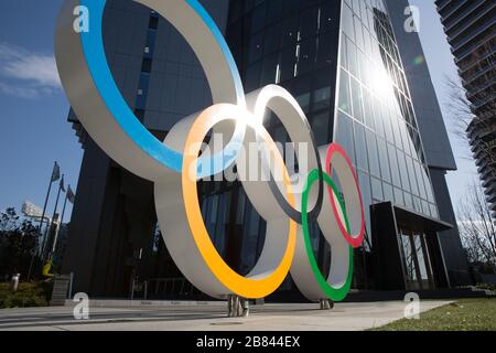 Tokio, Japan. März 2020. Olympische Ringe vor dem Japan Olympic Museum in Shinjuku. Die Japaner denken, dass es am besten wäre, die Olympischen und Paralympischen Spiele in Tokio 2020 zu verschieben, da sie befürchten, das Covid-19 Coronavirus stärker in ihre Bevölkerung zu verbreiten. Credit: SOPA Images Limited/Alamy Live News Stockfoto