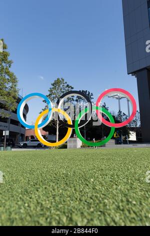 Tokio, Japan. März 2020. Olympische Ringe vor dem Japan Olympic Museum in Shinjuku. Die Japaner denken, dass es am besten wäre, die Olympischen und Paralympischen Spiele in Tokio 2020 zu verschieben, da sie befürchten, das Covid-19 Coronavirus stärker in ihre Bevölkerung zu verbreiten. Credit: SOPA Images Limited/Alamy Live News Stockfoto