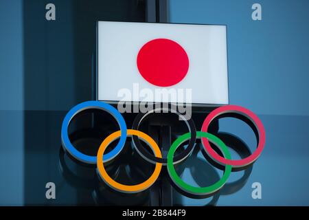 Tokio, Japan. März 2020. Die japanische Nationalflaggen über dem Symbol der olympischen Ringe sind am Eingang des japanischen Olympischen Museums in Shinjuku zu sehen. Die Japaner denken, dass es am besten wäre, die Olympischen und Paralympischen Spiele in Tokio 2020 zu verschieben, da sie befürchten, das Covid-19 Coronavirus stärker in ihre Bevölkerung zu verbreiten. Credit: SOPA Images Limited/Alamy Live News Stockfoto