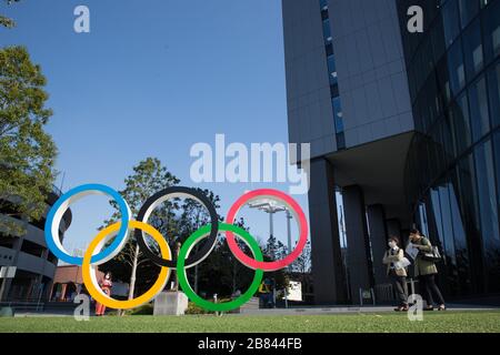 Tokio, Japan. März 2020. Frauen stehen neben der Installation der Olympischen Ringe vor dem Olympischen Museum in Japan in Shinjuku. Die Japaner denken, dass es am besten wäre, die Olympischen und Paralympischen Spiele in Tokio 2020 zu verschieben, da sie befürchten, das Covid-19 Coronavirus stärker in ihre Bevölkerung zu verbreiten. Credit: SOPA Images Limited/Alamy Live News Stockfoto