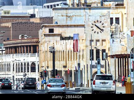 Blick auf den Verkehr auf einer Straße in der Nähe des Souq Waqif Clock Tower - Doha, Katar Stockfoto