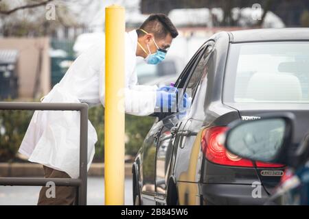 Der Mitarbeiter im Gesundheitswesen verwaltet den COVID-19-Test für Patienten in der Drive-Thru-Klinik Stockfoto