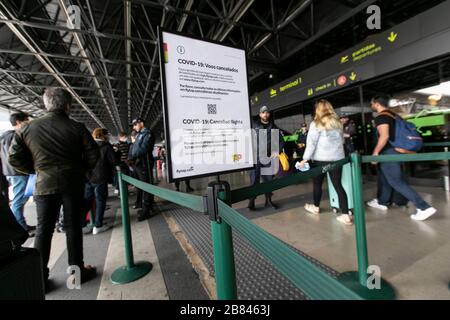 Lissabon, Portugal. März 2020. Blick auf den Abflugterminal am Flughafen Humberto Delgado in Lissabon.mit der COVID-19-Pandemie, die sich über Europa ausbreitet, hat die portugiesische Regierung die Einstellung von Flügen außerhalb Europas angeordnet. Internationale Flüge von Lissabon nach außerhalb Europas wurden ebenfalls für einen Zeitraum von dreißig Tagen ausgesetzt. Credit: SOPA Images Limited/Alamy Live News Stockfoto