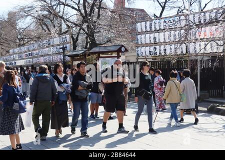 Tokio, Japan. März 2020. Sightseeners besuchen Tokios beliebten Touristenort Asakusa am Donnerstag, 19. März 2020. Die Zahl der ausländischen Besucher in Japan sank im Februar um 58 Prozent, teilte die Japan National Tourism Organization (JNTO) am 19. März mit. Credit: Yoshio Tsunoda/AFLO/Alamy Live News Stockfoto