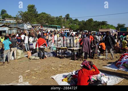 Blick auf den Konso Tribal Market mit dem Nähviertel im Zentrum Stockfoto