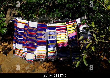 Handgewebte Shawls auf dem Display im Gamole Walled Village Stockfoto