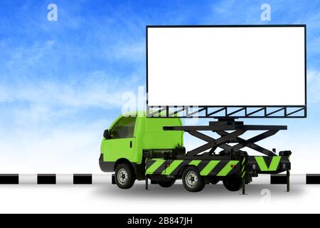 Plakatplatzhalter auf autogrünem Truck-LED-Panel für Schilderwerbung isoliert am Hintergrundhimmel, großes Banner und Werbetafel am Straßenrand für eine Werbung Stockfoto