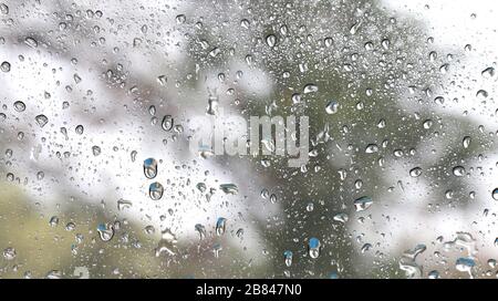 Natur frischer nasser Hintergrund mit Wasser raindrops Transparenz auf gläsernes Spiegelglas Stockfoto