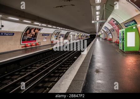 Paris, Frankreich. März 2020. Eine leere Metrostation ist in Paris, Frankreich, 19. März 2020 zu sehen. Einhundert und acht COVID-19-Patienten starben innerhalb von 24 Stunden in Frankreich, was die Zahl der Todesopfer des Landes auf 372 und die Gesamtzahl der bestätigten Fälle auf 10.995 anführte, sagte Gesundheitsdirektor Jerome Salomons am Donnerstag in einer täglichen Aktualisierung. Kredit: Aurelien Morissard/Xinhua/Alamy Live News Stockfoto