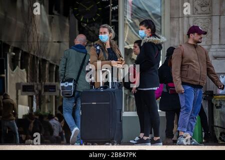 Paris, Frankreich. März 2020. Menschen, die Masken tragen, sind am Bahnhof Gare de Lyon in Paris, Frankreich, am 19. März 2020 zu sehen. Einhundert und acht COVID-19-Patienten starben innerhalb von 24 Stunden in Frankreich, was die Zahl der Todesopfer des Landes auf 372 und die Gesamtzahl der bestätigten Fälle auf 10.995 anführte, sagte Gesundheitsdirektor Jerome Salomons am Donnerstag in einer täglichen Aktualisierung. Kredit: Aurelien Morissard/Xinhua/Alamy Live News Stockfoto